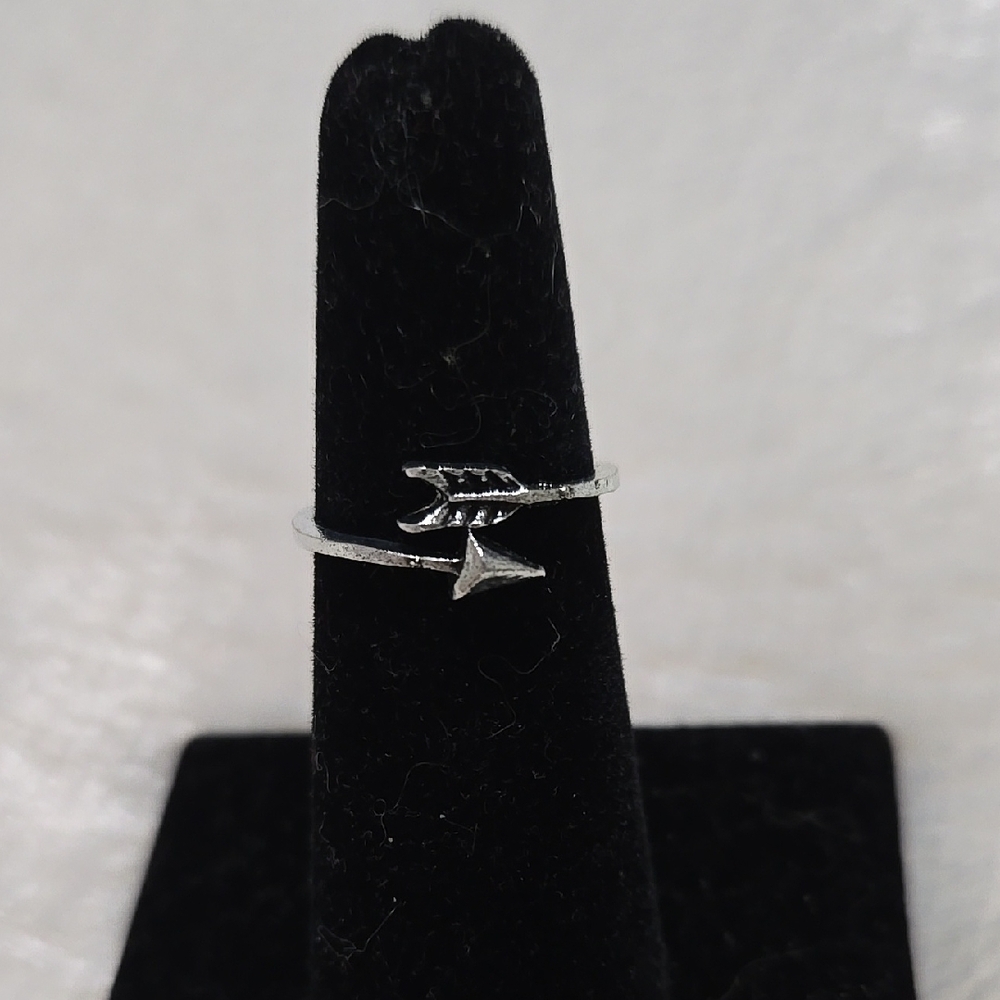 Elegant Silver Arrow Ring,Size 6.